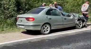 Yamaçtan kopan kapa parçaları, seyir halindeki otomobilin üzerine düştü: 5 yaralı