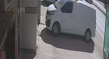 Yaşı küçük sürücünün ortaokul öğrencilerine çarptığı kaza kamerada: 1 ölü, 1 yaralı