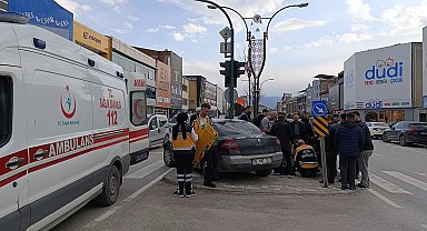 Yaya geçidinde otomobilin çarptığı bisikletteki çocuk yaralandı