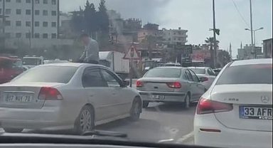 Yolcu otomobilin tavanında içki içti, sürücü de alkollü çıktı