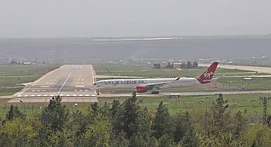 Yolcusu rahatsızlanınca acil iniş yapıp, arızalanan İngiliz uçağı yeniden havalandı