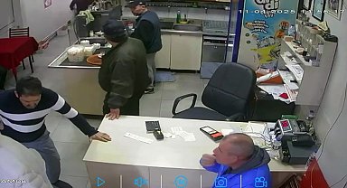 Yolda yürürken kalp krizi geçirdi; son anları kamerada