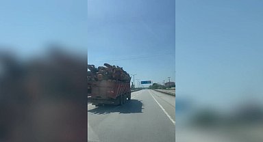 Yoldaki tomruk yüklü kamyon, sürücüleri tedirgin etti