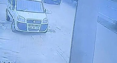 Yolun karşısına geçmek isterken otomobilin çarptığı yaya öldü; kaza kamerada