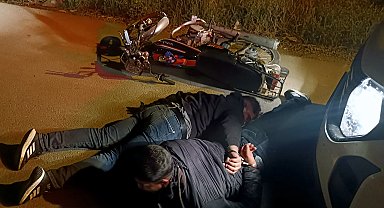 Yüzlerini şapkayla gizleyip husumetlisinin evini kurşunladılar, 5 kilometrelik takiple yakalandılar