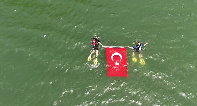 19 Mayıs'ı denizin altında Türk Bayrağı açarak kutladılar