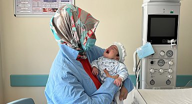 34 haftalık doğan Eymen bebeğin boynundan 445 gram tümör çıkarıldı