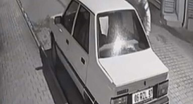 4 otomobili yaktı; o anlar kamerada