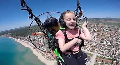 7 yaşındaki Zeynep, gökyüzünde İstiklal Marşı'nı ezbere okudu