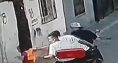 8 yaşındaki çocuk, formasından tutulup sürüklendi; o anlar kamerada