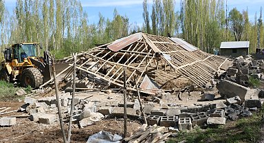 Ahır çöktü; 2 büyükbaş ile 50 tavuk öldü
