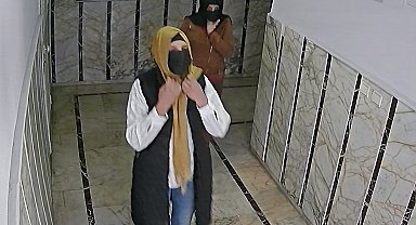 Apartman dairelerine girip, 925 bin liralık altın çaldılar