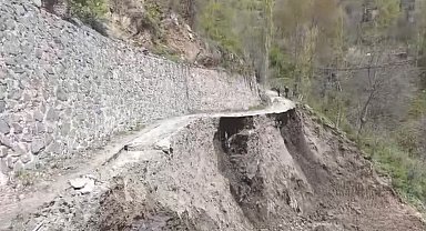 Artvin'de yol çalışmasında heyelan kamerada
