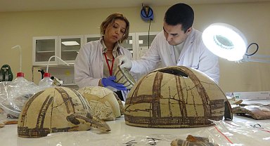 Asrın depreminde hasar gören cam ve seramik eserler lobaratuvarlarda onarılıyor