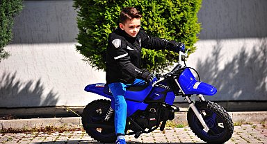 Babasıyla bindiği motosiklet tutkusu oldu; 6 yaşındaki Yağız motor yarışlarına hazırlanıyor