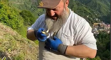 Bahçede yakaladığı yılanı boynuna doladı