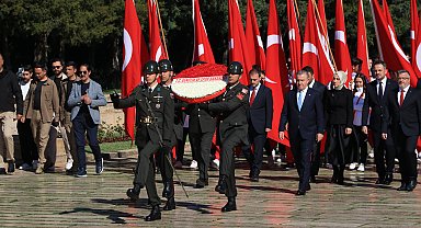 Bakan Bak, gençler ve sporcularla birlikte Anıtkabir'i ziyaret etti