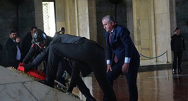 Bakan Bak, sporcu ve gençlerle Anıtkabir'i ziyaret etti