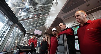 Bakan Bayraktar'dan, Karadeniz'deki sondaj gemisi Abdülhamid Han'a ziyaret