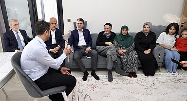 Bakan Kurum'dan depremzede aileye ziyaret