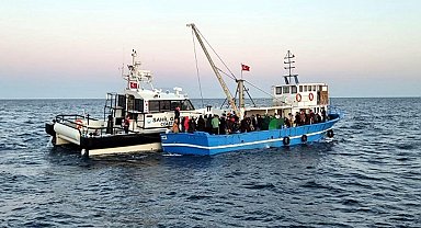 Balıkçı teknesinde 92 kaçak göçmen yakalandı