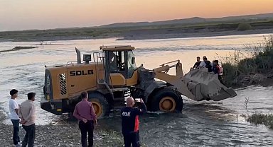 Batman Çayında mahsur kalan 25 kişi kepçeyle kurtarıldı