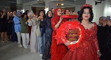 Batman'da işitme ve konuşma engelli çiftin kınasında 'sessiz çiftetelli'