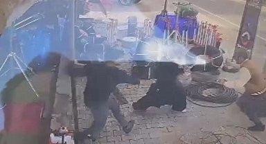 Bıçaklı saldırgana müdahale edip kadını kurtardı