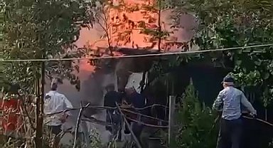 Binaların arasındaki odunluk alev alev yandı