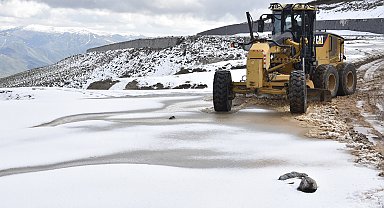 Bitlis'in yüksek kesimlerinde kar yağışı