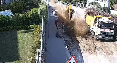 Bodrum'da ana isale patladı: 9 evi su bastı, 2 otomobil hasar gördü; o anlar kamerada