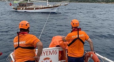 Bodrum'da su alan ve içerisinde 3 kişinin bulunduğu tekne kurtarıldı