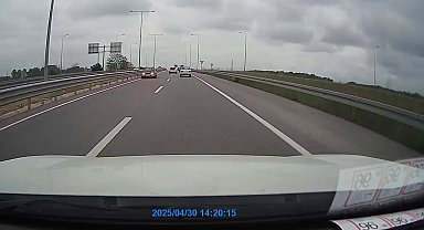 Bölünmüş yolda otomobiliyle ters yönde ilerledi; o anlar kamerada