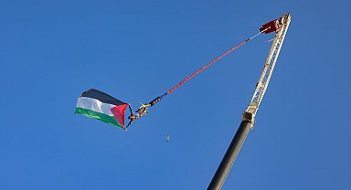 Bungee jumping yapan kişi 70 metre yükseklikte Filistin bayrağı açtı