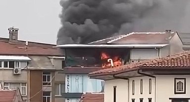 Bursa'da 4 katlı iş merkezinin çatı katında yangın