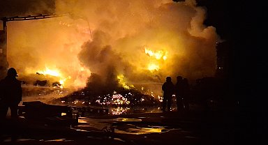 Bursa'da, palet fabrikasındaki yangın söndürüldü