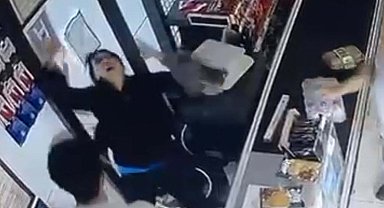 Çalıştığı zincir markettemesai arkadaşı tarafından darbedildi, o anlar kamerada