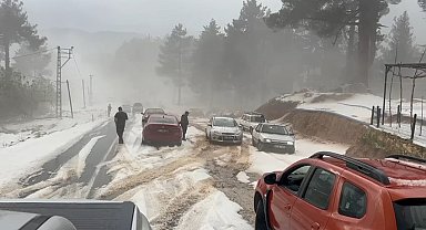 Çamlıyayla'da dolu; yollar kapandı