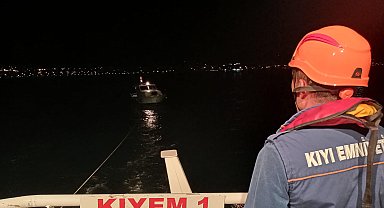 Çanakkale Boğazı'nda sürüklenen tekne kurtarıldı
