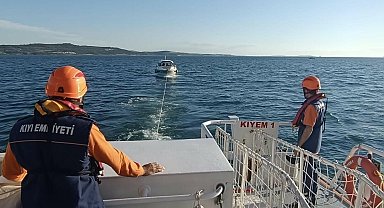 Çanakkale Boğazı'nda sürüklenen tekne kurtarıldı