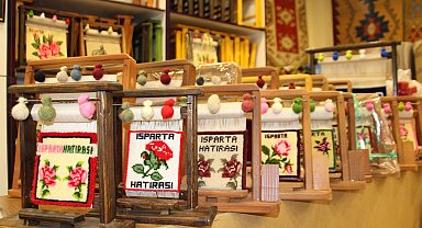 Çerçeve boyutunda minyatür halı, 7 bin 575 ilmekle dokunuyor