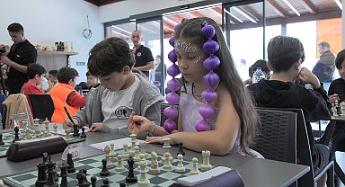 Çocuklar, doğa tatilinde satranç turnuvasında mücadele etti