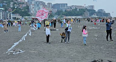 Çocukların uçurtmaları 'sağanağa' takıldı