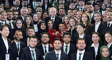 Cumhurbaşkanı Erdoğan, 19 Mayıs dolayısıyla gençlerle buluştu