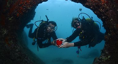 Dalış yaptıktan sonra 'Sevgi Geçidi'nde hediyeleştiler