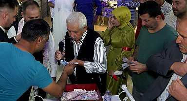 Davetli gibi gittiği 2 düğünde gelin ve damada su ikram etti; takı töreninde paraları çaldı