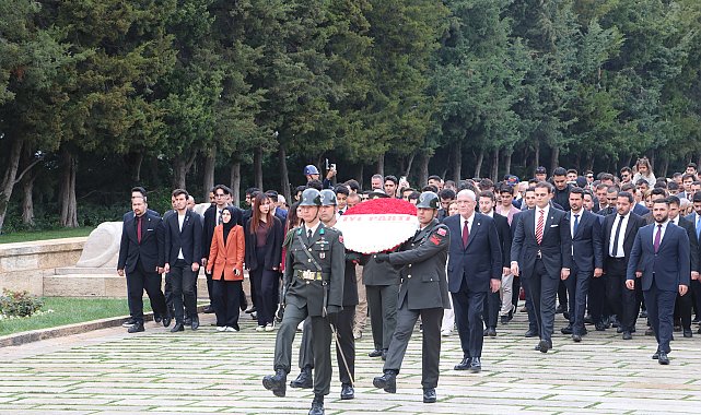 Dervişoğlu, gençlerle birlikte Anıtkabir'i ziyaret etti