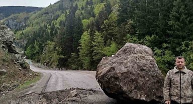 Dev kaya parçası yola düştü, arkadaş grubu son anda kurtuldu; olay sonrası kamerada