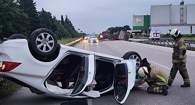 Devrilen kamyondan dökülen tomruklara çarpan otomobil takla attı