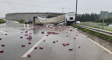 Devrilen TIR'ın dorsesinde yüklü içki kutuları yola saçıldı